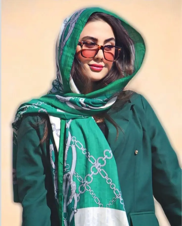 Shawl model (3)