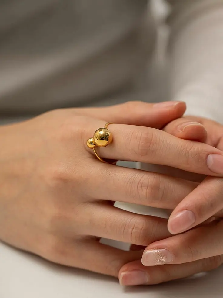 Gold ring model (1)