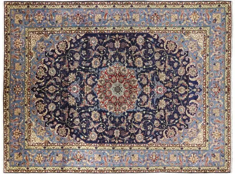 طرح لچک و ترنج فرش اصفهان با نقوش ظریف اسلیمی و ختایی؛ نماد بهشت و باغ ایرانی در قالی.