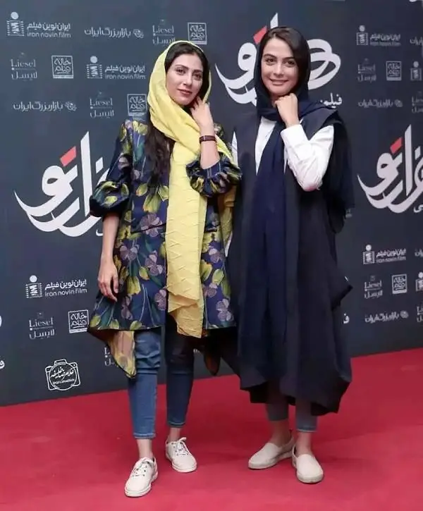 مونا فرجاد و خواهرش