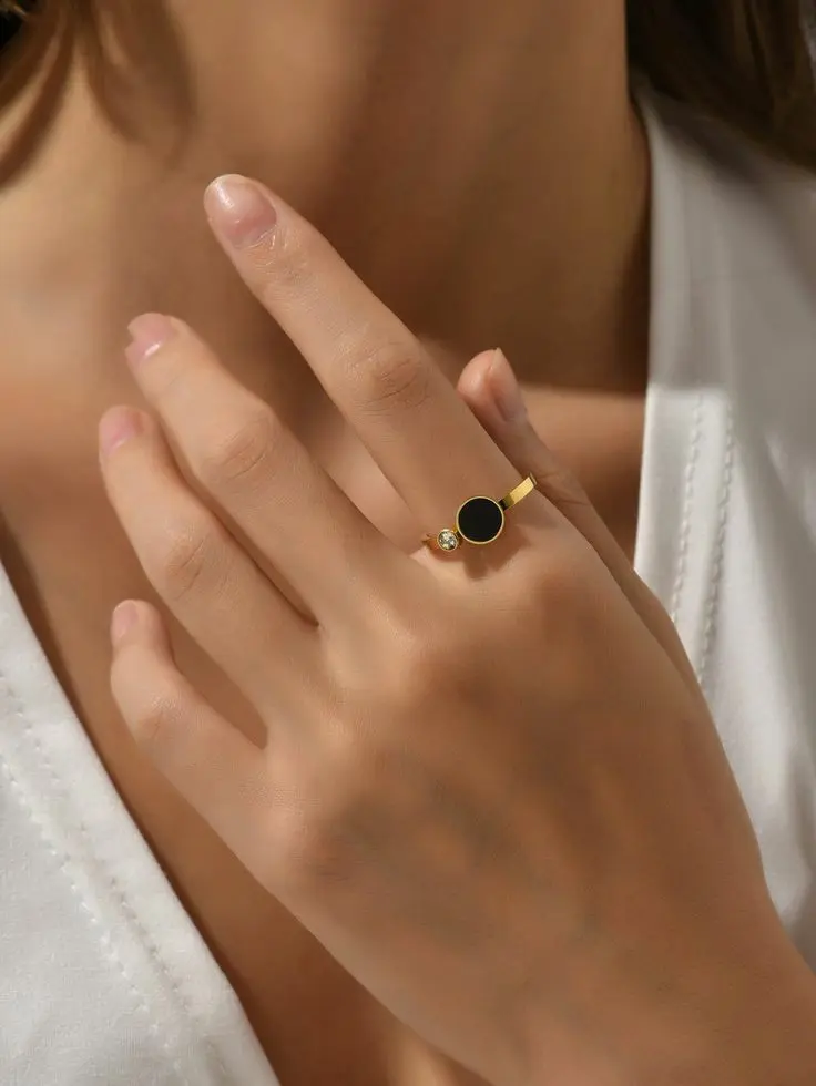 Gold ring model (4)