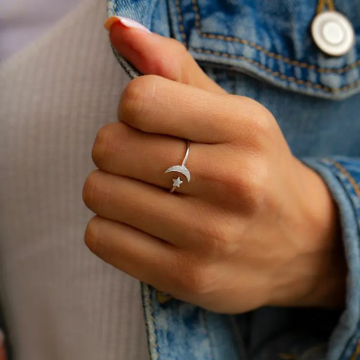 Gold ring model (2)