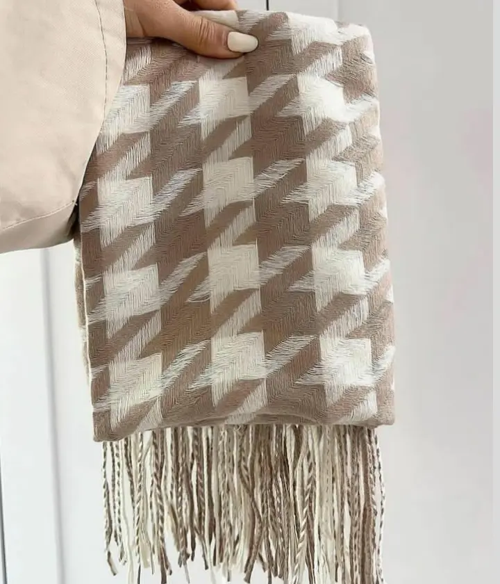 Shawl model (15)