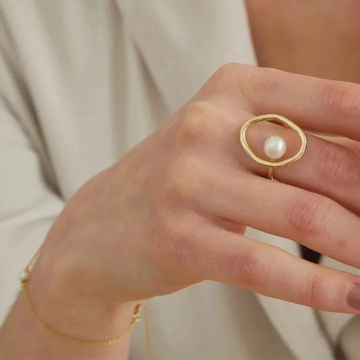 Gold ring model (8)