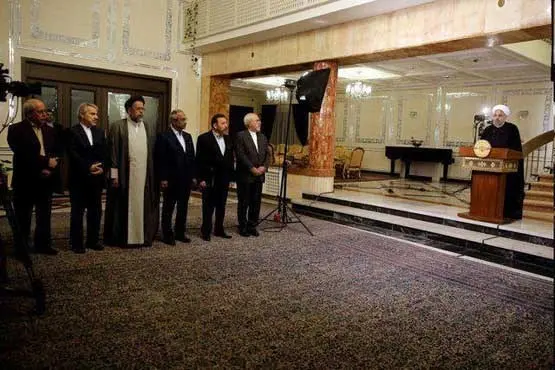 افرادی که هنگام سخنرانی روحانی در کنار او بودند