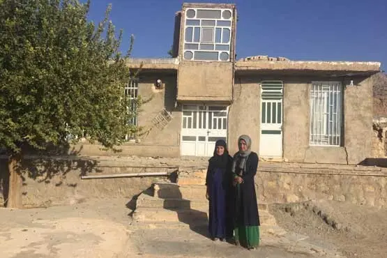 اینجا قبرها، یک تل خاکند