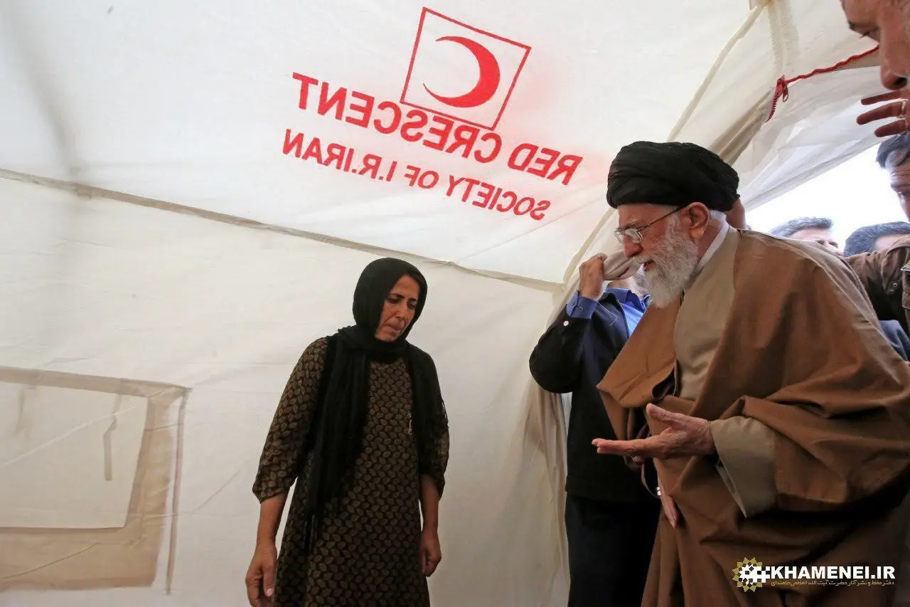 رهبر انقلاب در چادرهای اسکان زلزله‌زدگان