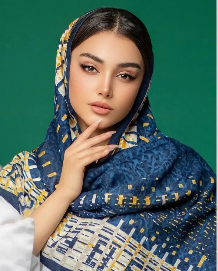 Shawl model (4)