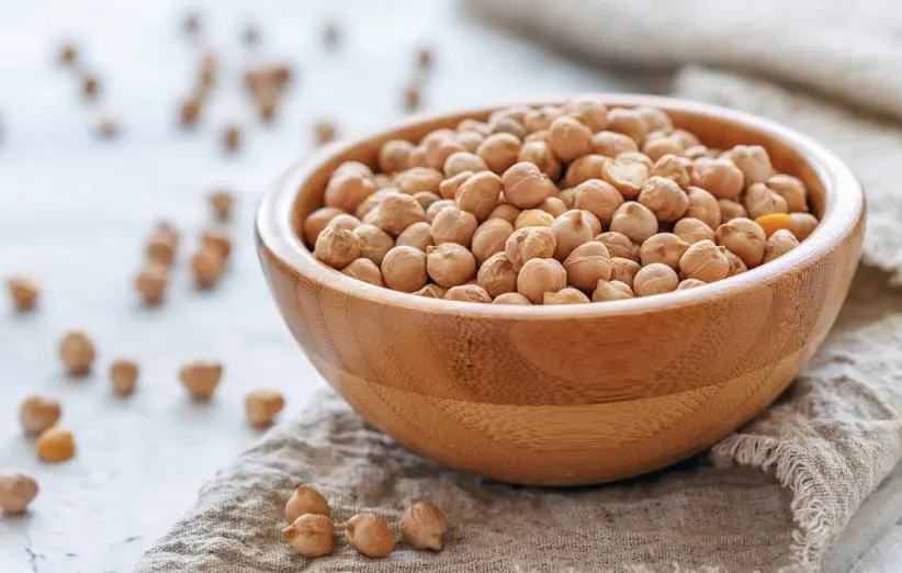 عکس نخود خام در ظرف سفالی