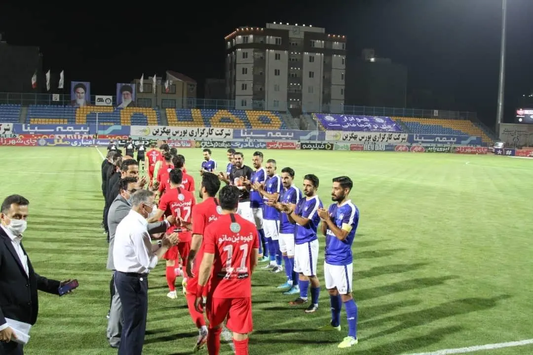 (عکس) اقدام جنجالی بازیکن گل گهر در تونل افتخار برای پرسپولیس (عکس) اقدام جنجالی بازیکن گل گهر در تونل افتخار برای پرسپولیس