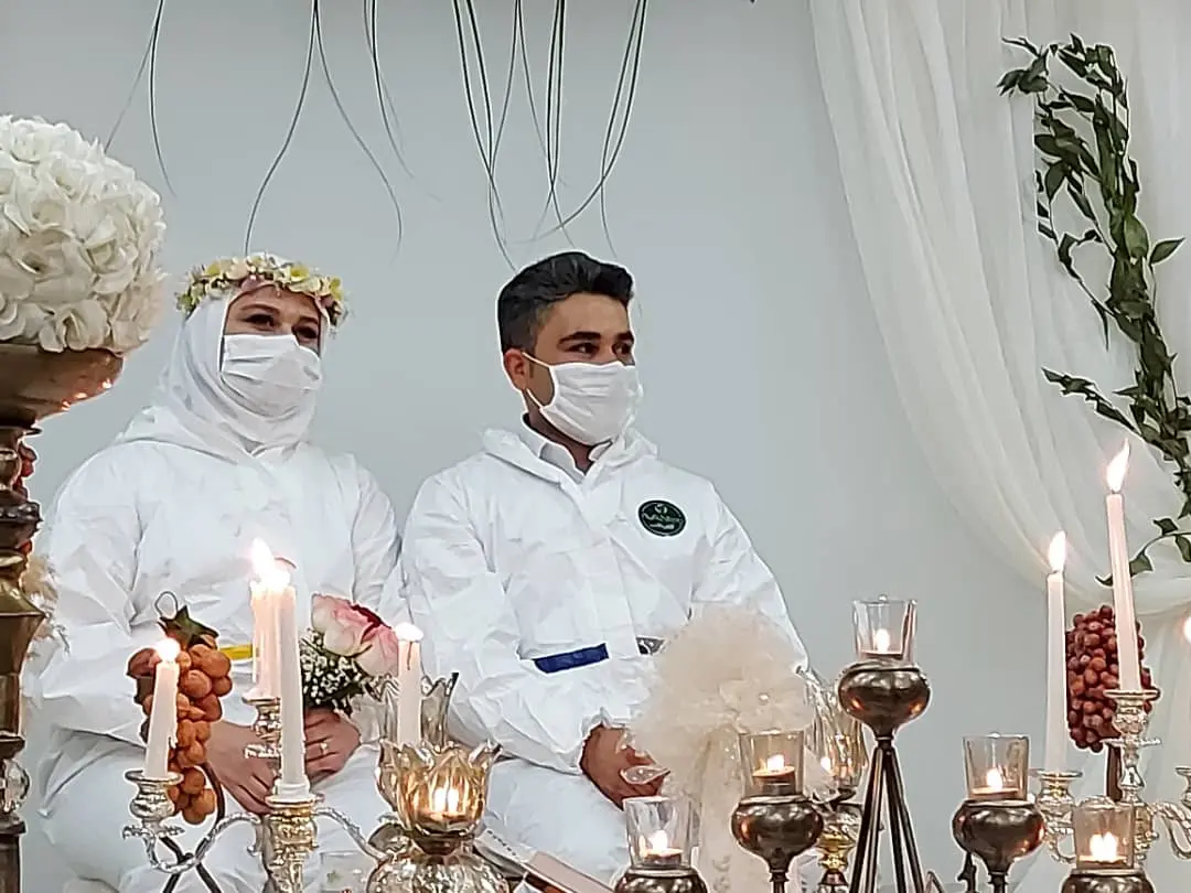 گفتگوی خواندنی با زوج پرستاری که با لباسی عجیب پای سفره عقد نشستند