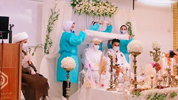 گفتگوی خواندنی با زوج پرستاری که با لباسی عجیب پای سفره عقد نشستند