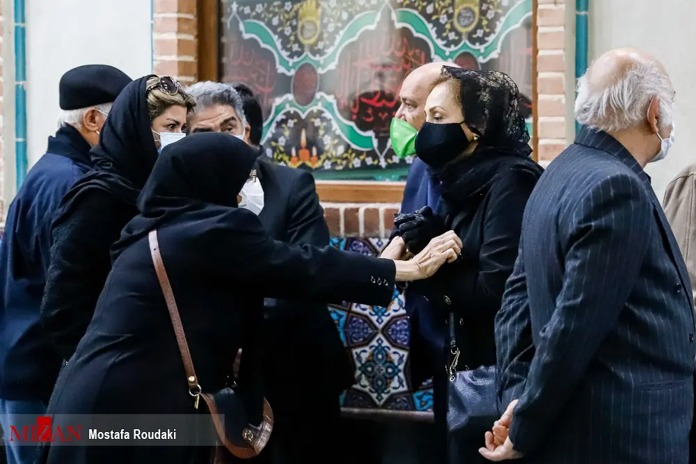 (تصاویر) همسر و فرزندان محمدرضا شجریان در مراسم وداع با پیکر استاد