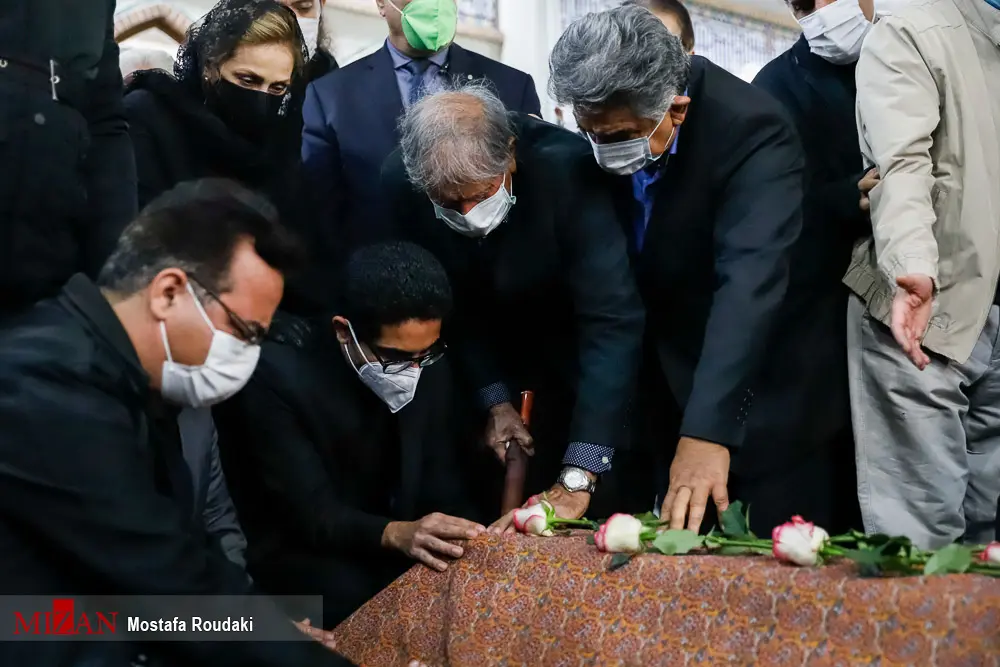 (تصاویر) همسر و فرزندان محمدرضا شجریان در مراسم وداع با پیکر استاد
