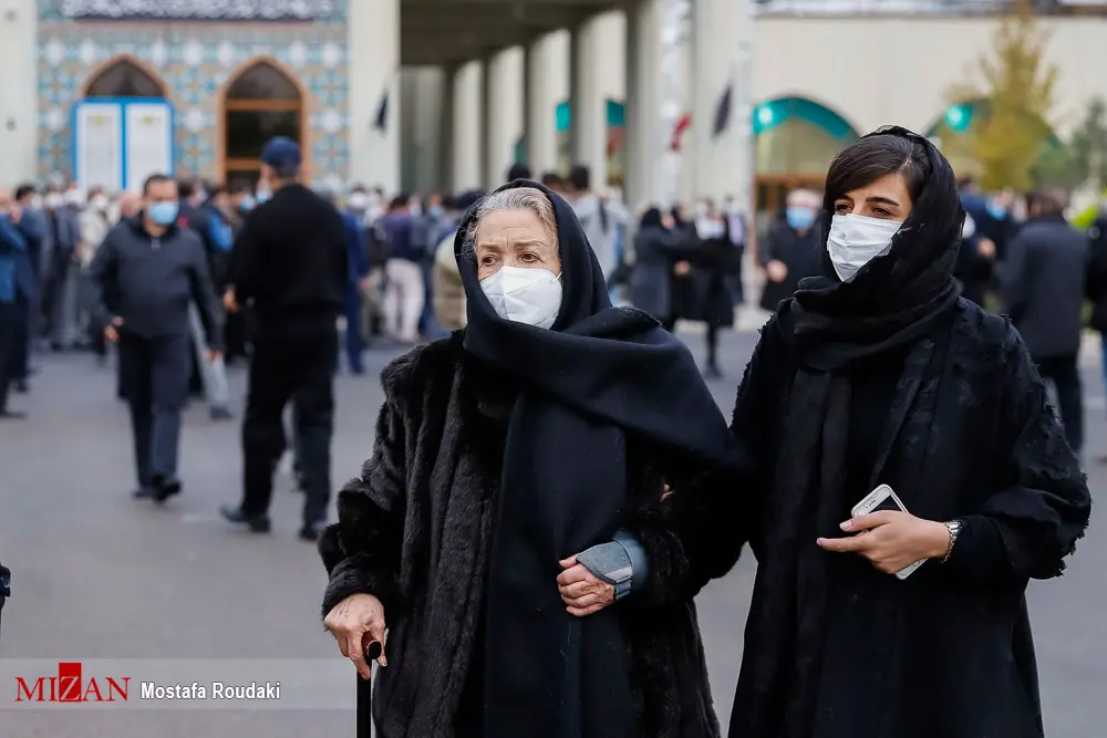 (تصاویر) همسر و فرزندان محمدرضا شجریان در مراسم وداع با پیکر استاد