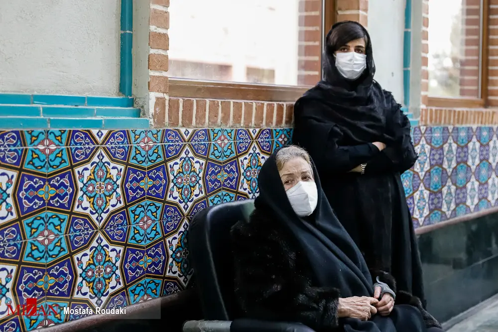 (تصاویر) همسر و فرزندان محمدرضا شجریان در مراسم وداع با پیکر استاد