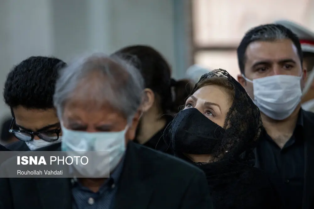 (تصاویر) همسر و فرزندان محمدرضا شجریان در مراسم وداع با پیکر استاد