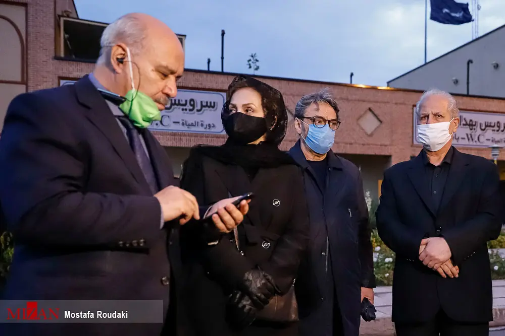 (تصاویر) همسر و فرزندان محمدرضا شجریان در مراسم وداع با پیکر استاد