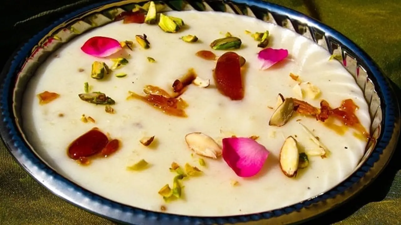 طرز تهیه فرنی قالبی و ساده به ۳ روش برای افطار طرز تهیه فرنی قالبی و ساده به ۳ روش برای افطار