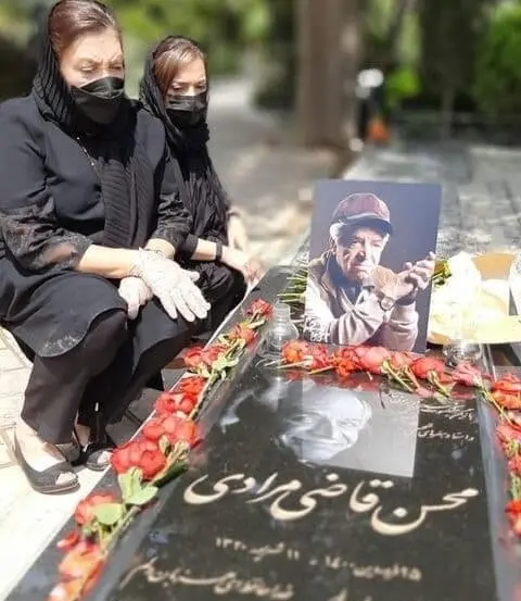 مهوش وقاری، بر سرِ مزارِ محسن قاضیمرادی/ عکس