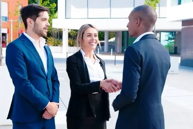 نشانه های زبان بدن زن زبان دست دادن