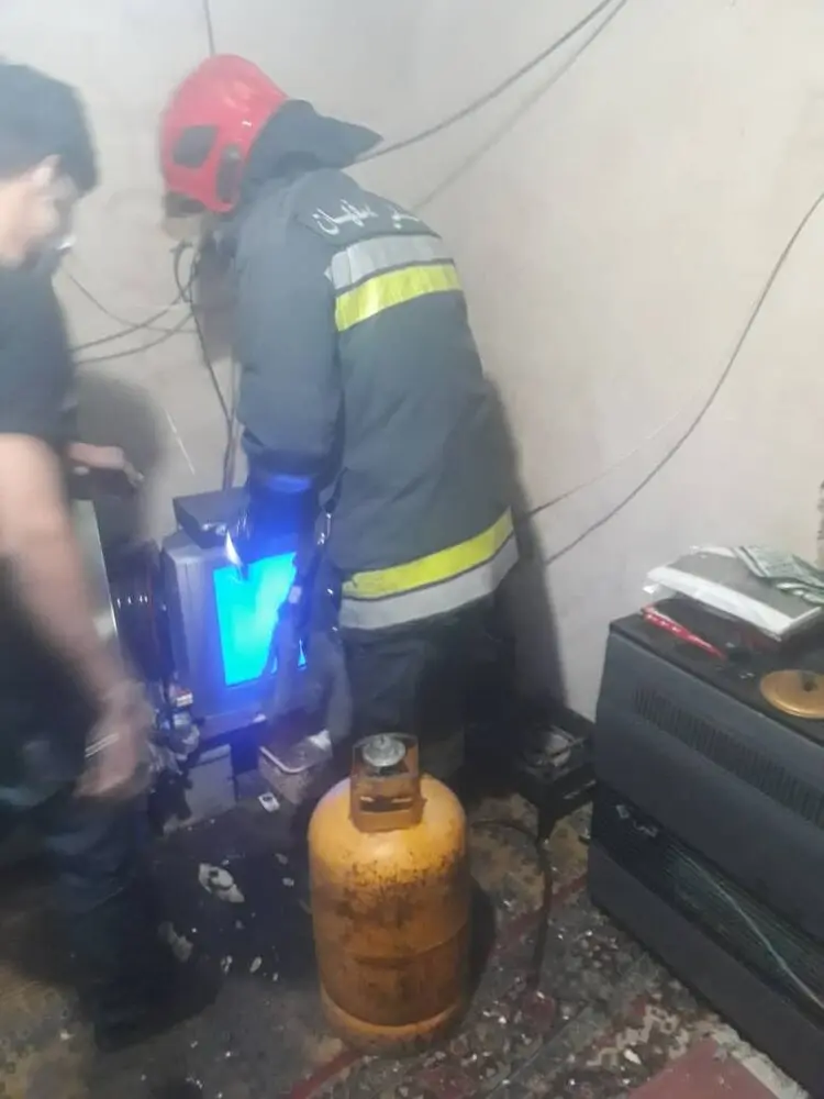 سقوط جرثقیل بر روی یک خودروی پارک شده حادثه آفرید+عکس