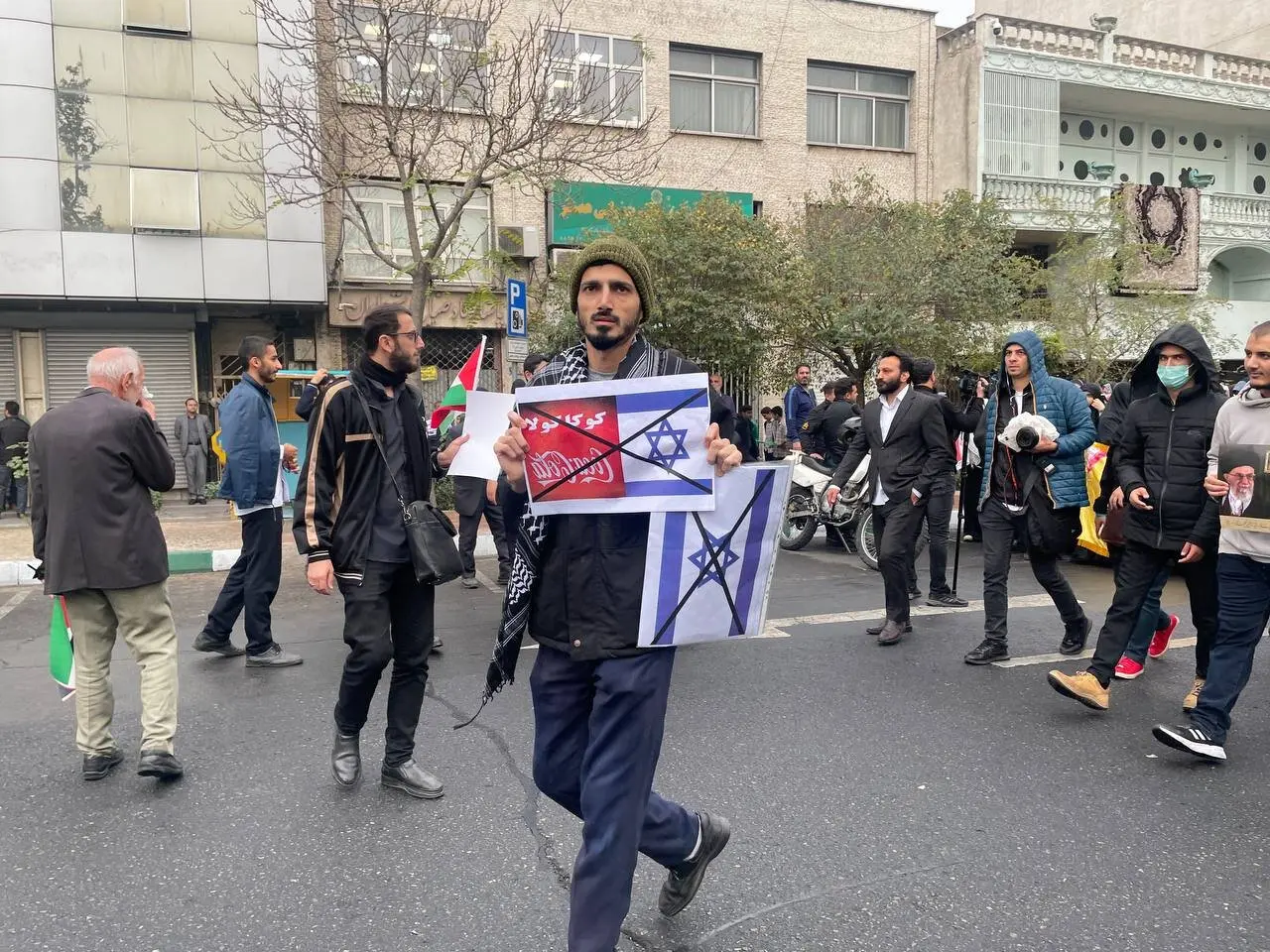 عکس تحقیر شده نتانیاهو در راهپیمایی ۱۳ آبان /تابوت اسرائیل بر دوش یک زن /طومار شکایت قضایی علیه آمریکا امضا می شود