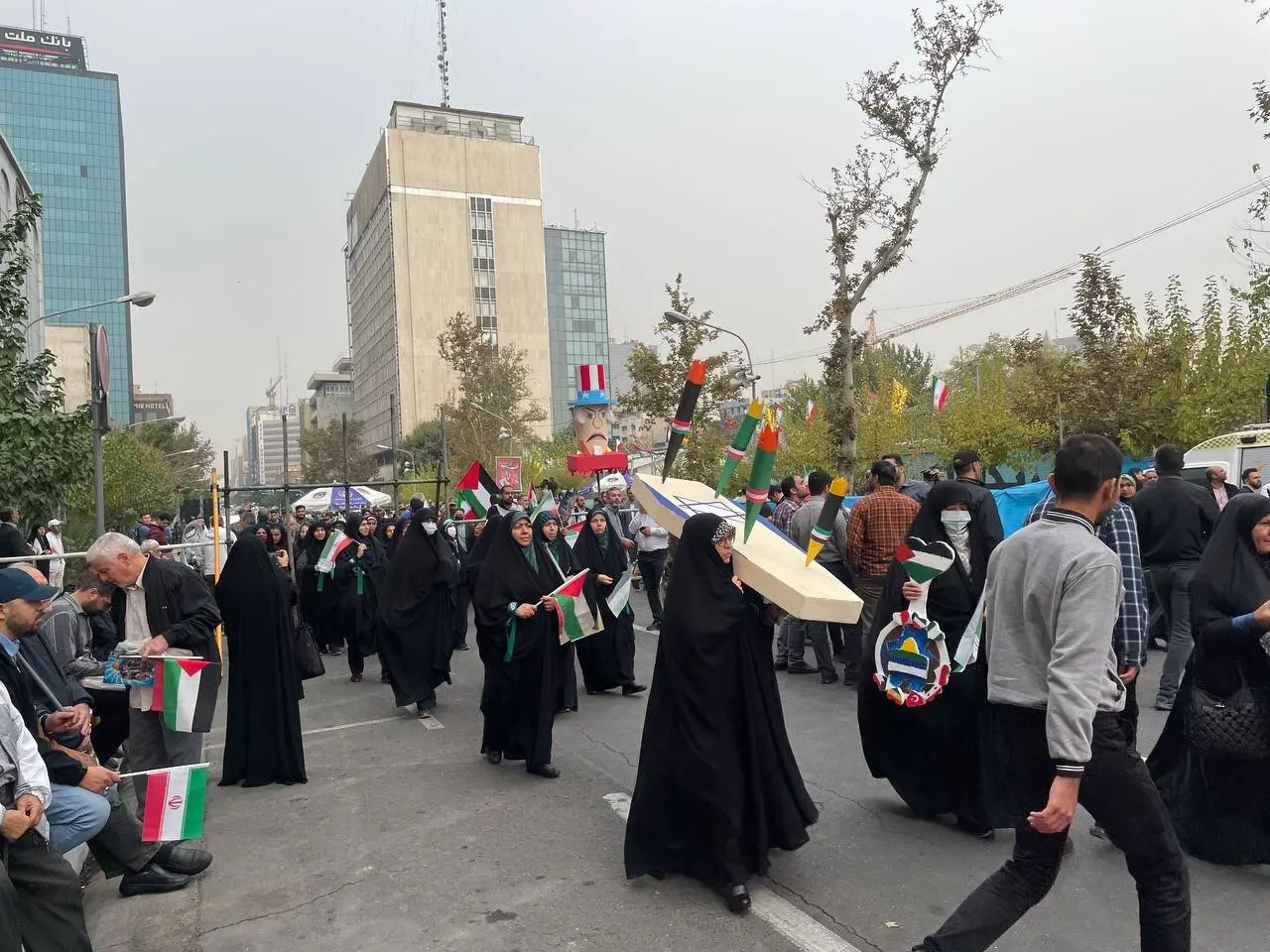 عکس تحقیر شده نتانیاهو در راهپیمایی ۱۳ آبان /تابوت اسرائیل بر دوش یک زن /طومار شکایت قضایی علیه آمریکا امضا می شود