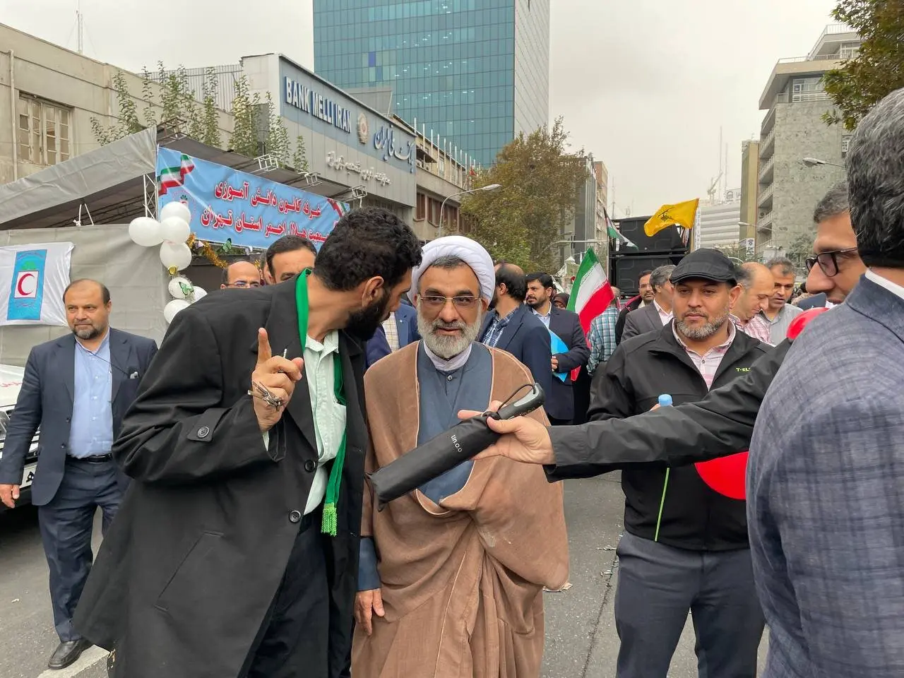 عکسی از خوش و بش سردار معروف سپاه با یک شهروند در راهپیمایی ۱۳ آبان /کدام چهره های سیاسی به خیابان ها آمدند؟