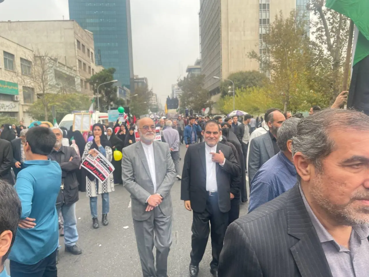 عکسی از خوش و بش سردار معروف سپاه با یک شهروند در راهپیمایی ۱۳ آبان /کدام چهره های سیاسی به خیابان ها آمدند؟