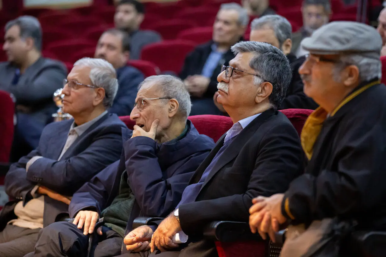 مهم‌ترین آرزوی معتمدنژاد شکل‌گیری چیزی به اسم علم ارتباط، خانواده ارتباطات و منظومه ارتباطات بود تا بتواند به حل و فصل مسائل ایران کمک کند