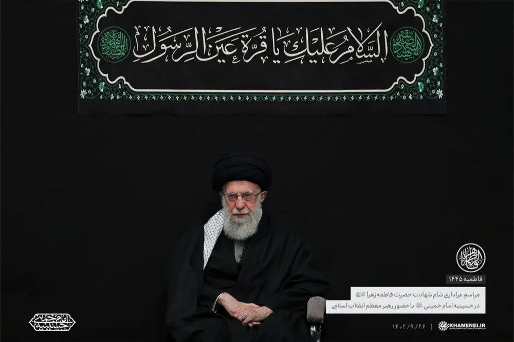 تصویری از رهبر انقلاب در مراسم عزاداری شهادت حضرت فاطمه (س)