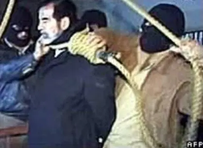 گزارشی از لحظه‌ی به دار آویخته‌شدن دیکتاتور عراق ؛ صدام در آخرین لحظات حیاتش چه گفت؟