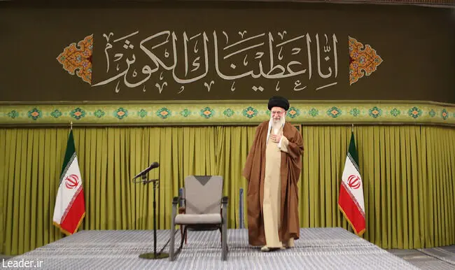 آیه معنادار نصب‌شده در محل دیدار امروز رهبر انقلاب +عکس