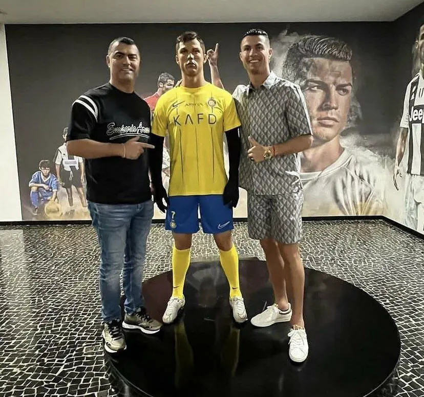 عکس‌| بازدید رونالدو از موزه شخصی‌؛ عکس یادگاری Cr7 با مجسمه‌اش در مادیرا