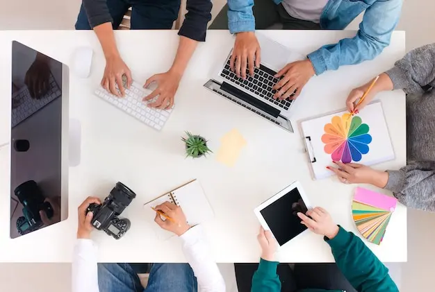 Photo young creative team having a meeting in creative office - teamwork concepts.