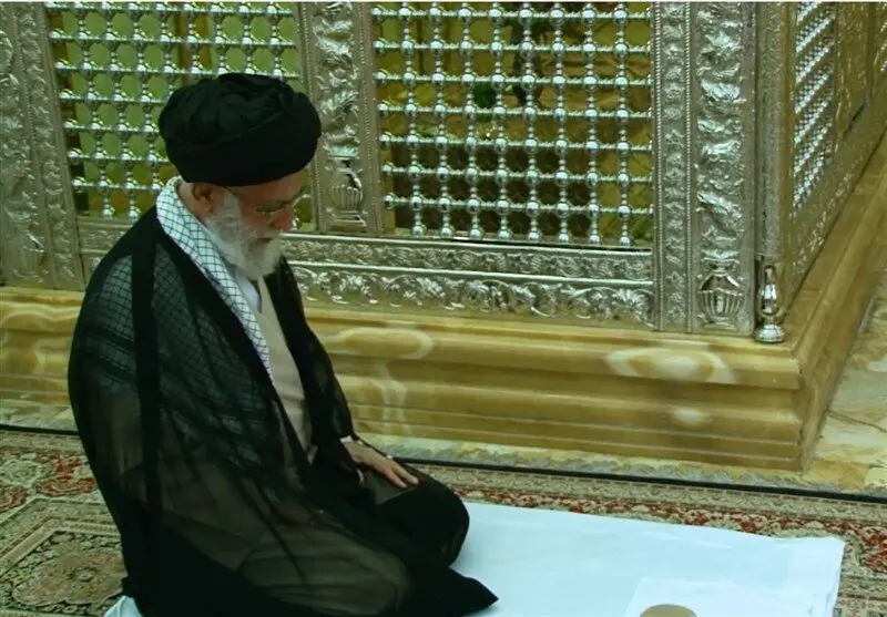 تصاویر متفاوت از رهبر انقلاب به همراه نوه شان در امامزاده علی ابن محمدباقر(ع)