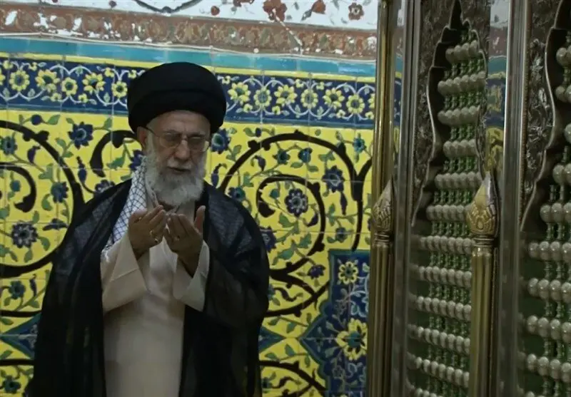 تصاویر متفاوت از رهبر انقلاب به همراه نوه شان در امامزاده علی ابن محمدباقر(ع)