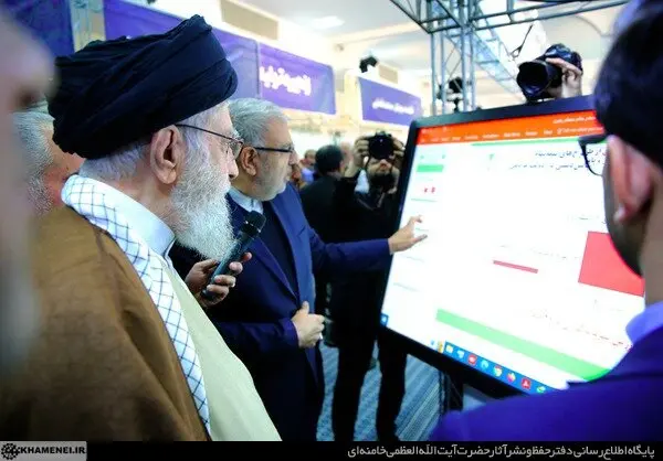 توضیحات مسئولان به رهبر انقلاب در حین بازدید از یک نمایشگاه +عکس