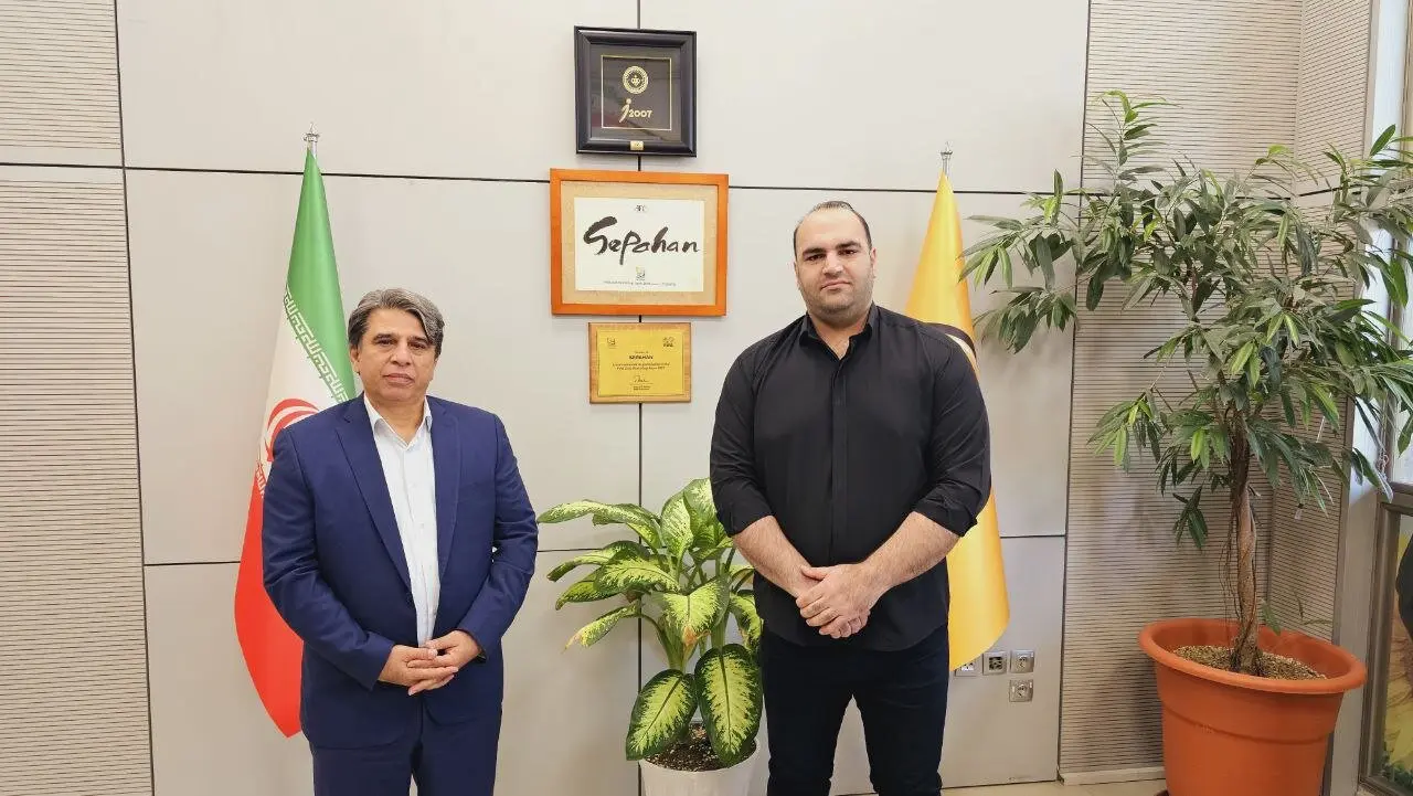 عکس‌| قهرمان المپیک در باشگاه سپاهان!