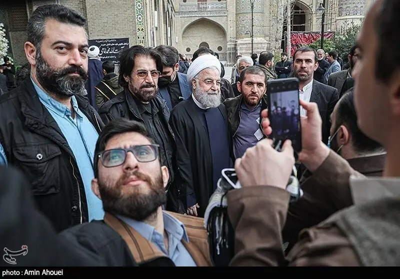 از گفتگوی خصوصی روحانی با رحیم صفوی تا سلفی با مردم /تصاویری از حضور روحانی در مراسم ترحیم آیت الله امامی کاشانی
