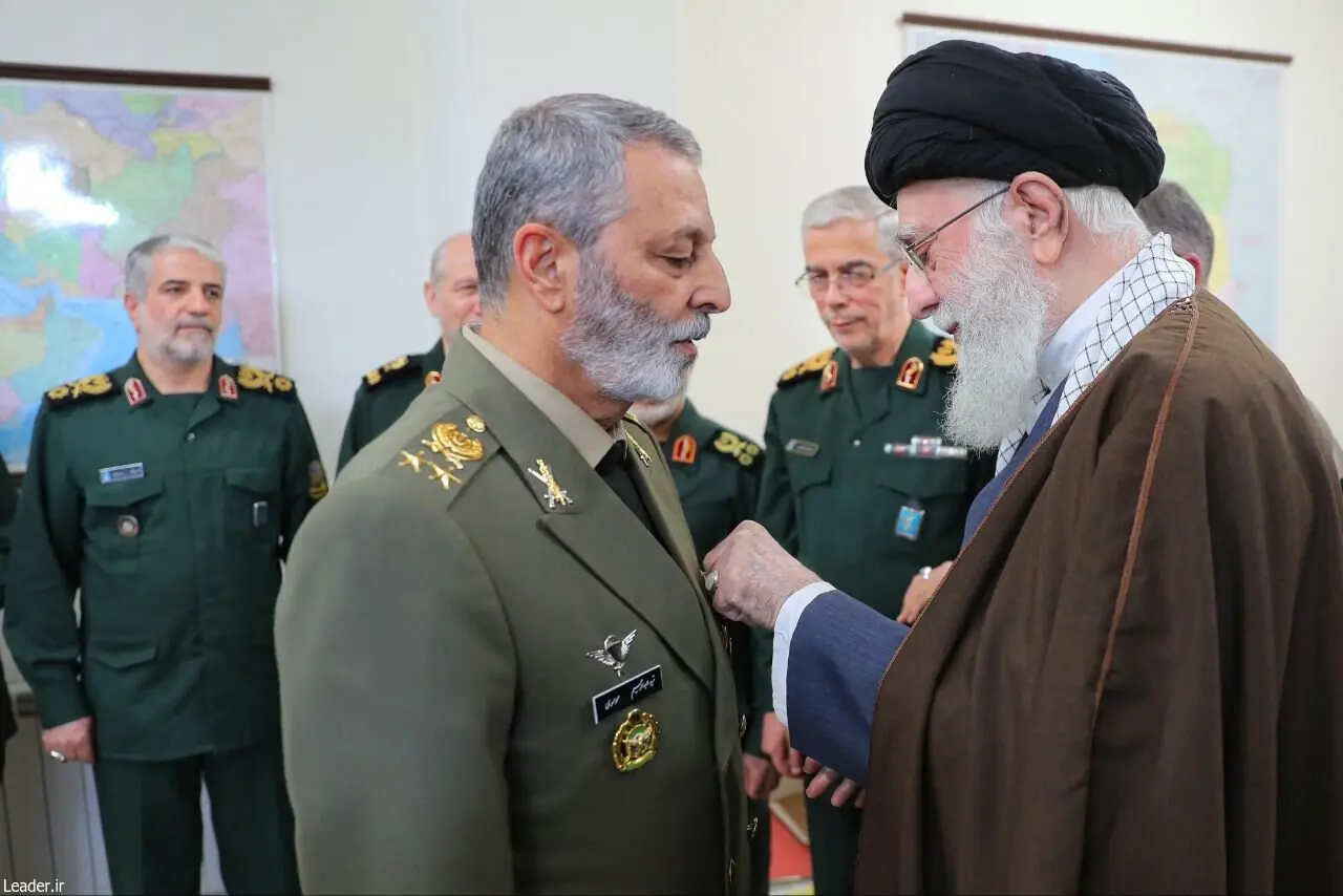 تصاویری از اعطای نشان فتح به فرماندهان کل ارتش و سپاه از سوی رهبر انقلاب