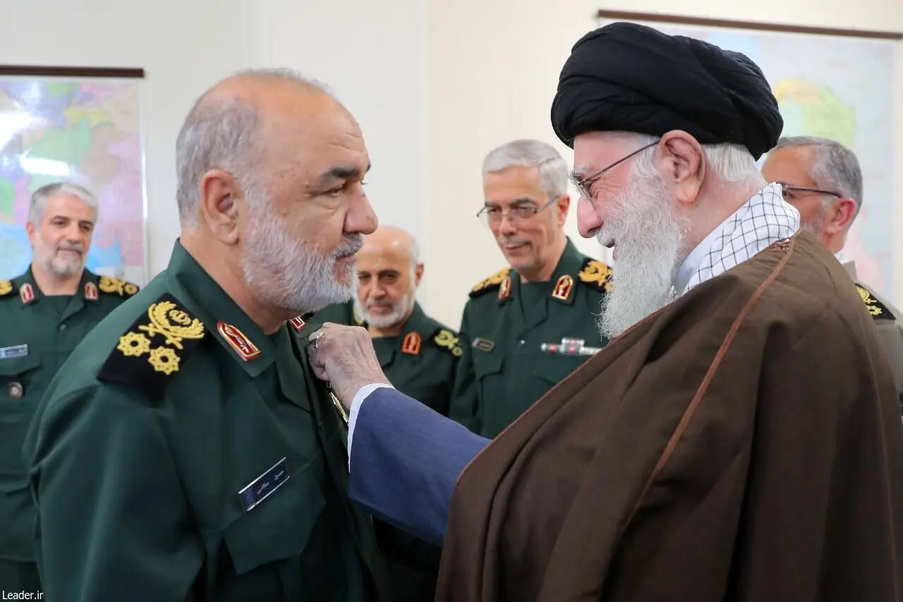 تصاویری از اعطای نشان فتح به فرماندهان کل ارتش و سپاه از سوی رهبر انقلاب