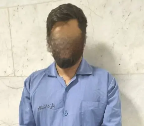 عکس| اولین تصویر منتشر شده از دستگیری عامل انتشار اسپری فلفل در ورزشگاه شیراز