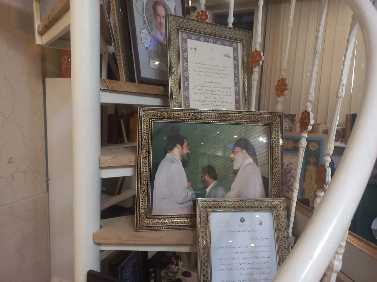 قابی که خستگی یک عمر را از بین برد / این نگارخانه‌ رنگ‌وبوی بهشت دارد