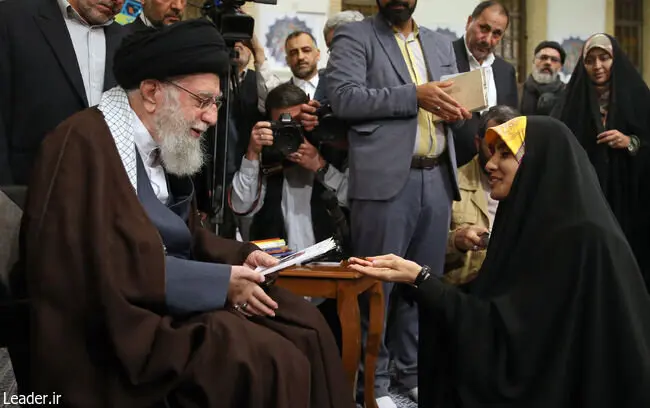 تصاویری جالب از دیدار شاعران با رهبر انقلاب