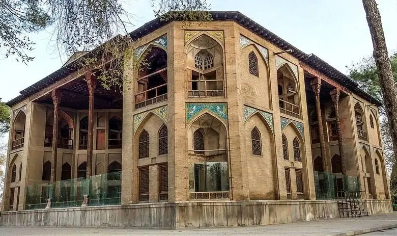 معرفی دیدنی‌ترین جاذبه‌های گردشگری اصفهان/از رمز و راز حمام «شیخ بهایی» تا معرفی مقبره ناشناخته شاعر معروف