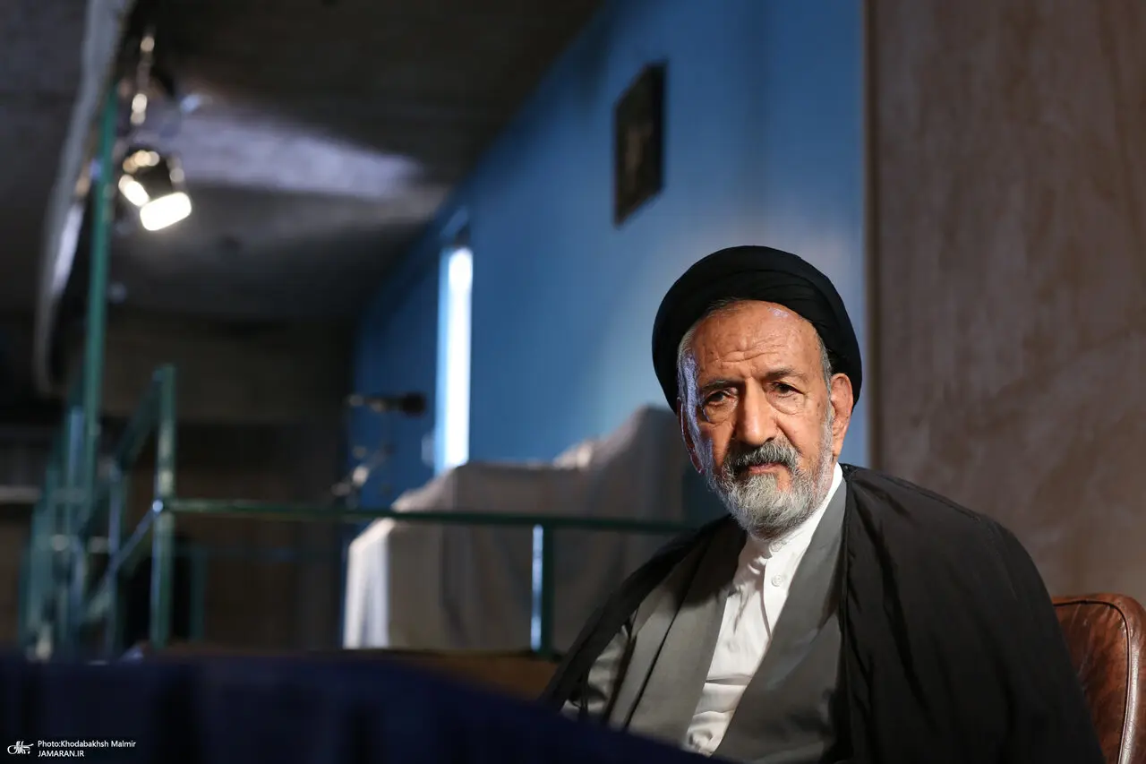 عکس دیده نشده از سیدحسن خمینی با پوششی متفاوت /سیدمحمد خاتمی وارد شد