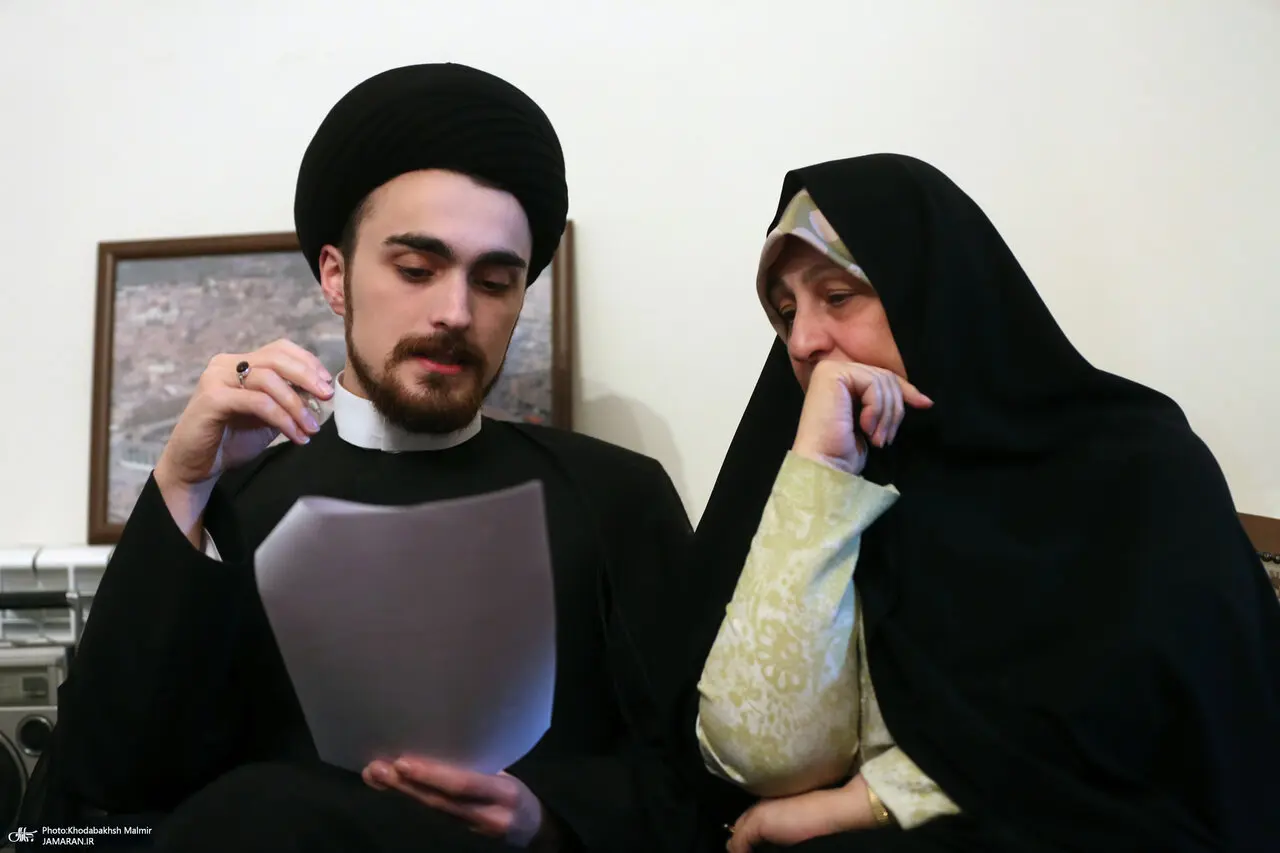عکس دیده نشده از سیدحسن خمینی با پوششی متفاوت /سیدمحمد خاتمی وارد شد