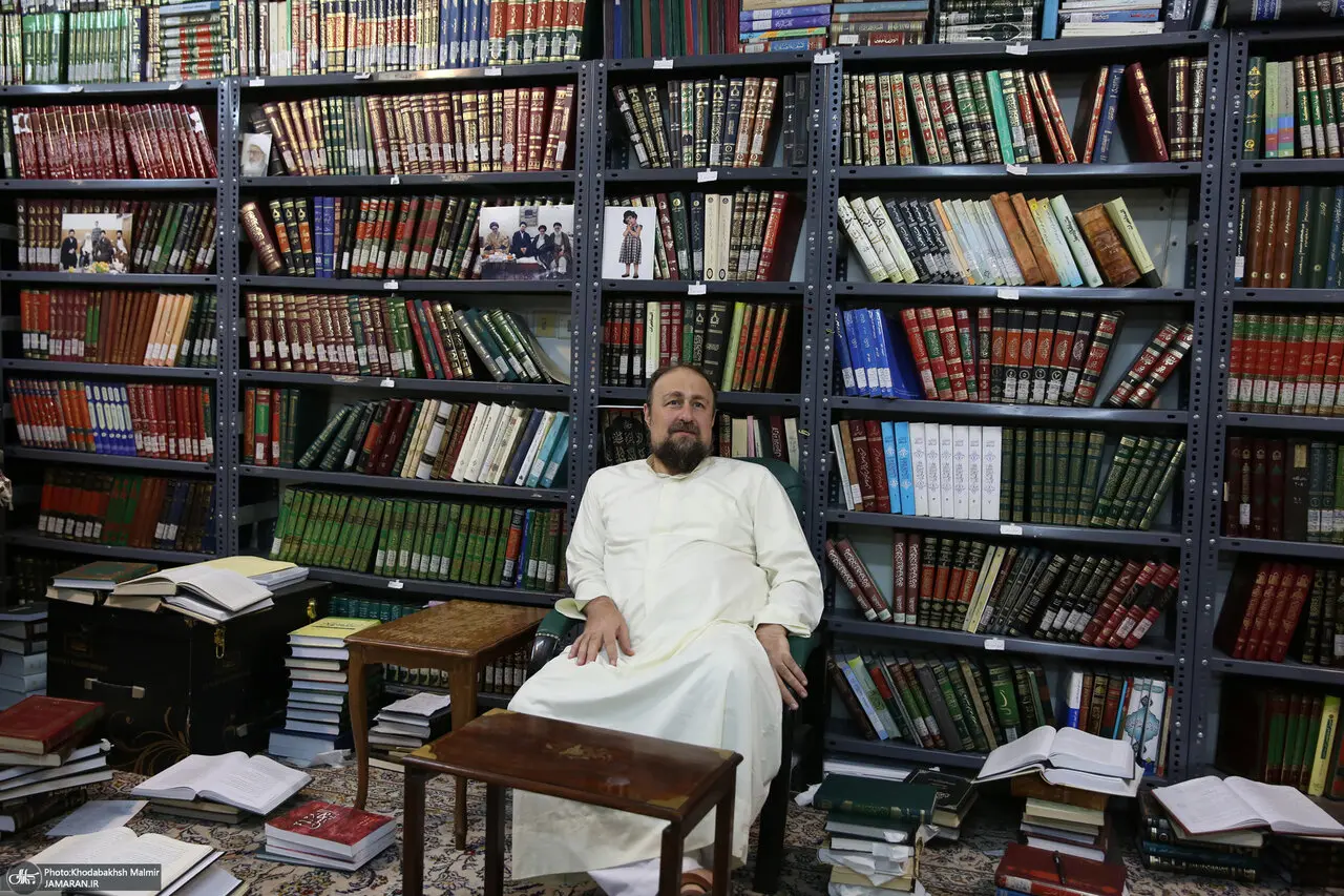 عکس دیده نشده از سیدحسن خمینی با پوششی متفاوت /سیدمحمد خاتمی وارد شد